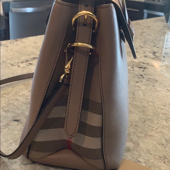 Burberry
Camberley Medium Saffiano Tote Bag, Sand - Picture 2 of 10